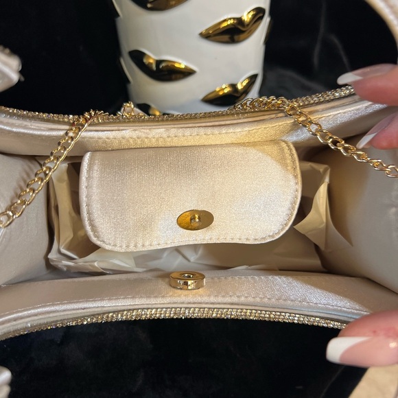 🌹NWT- ALessia Elegant Champagne Embellished Women's Bag with Heart shape handle🌹 - Picture 11 of 14